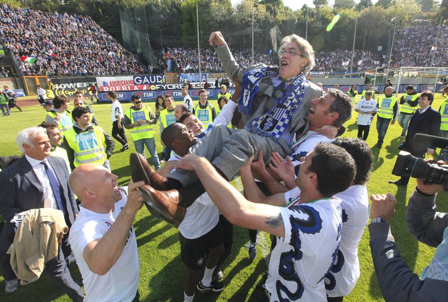 Massimo Morati portato in trionfo dai giocatori all&#39;Artemio Franchi di Siena. (Afp)